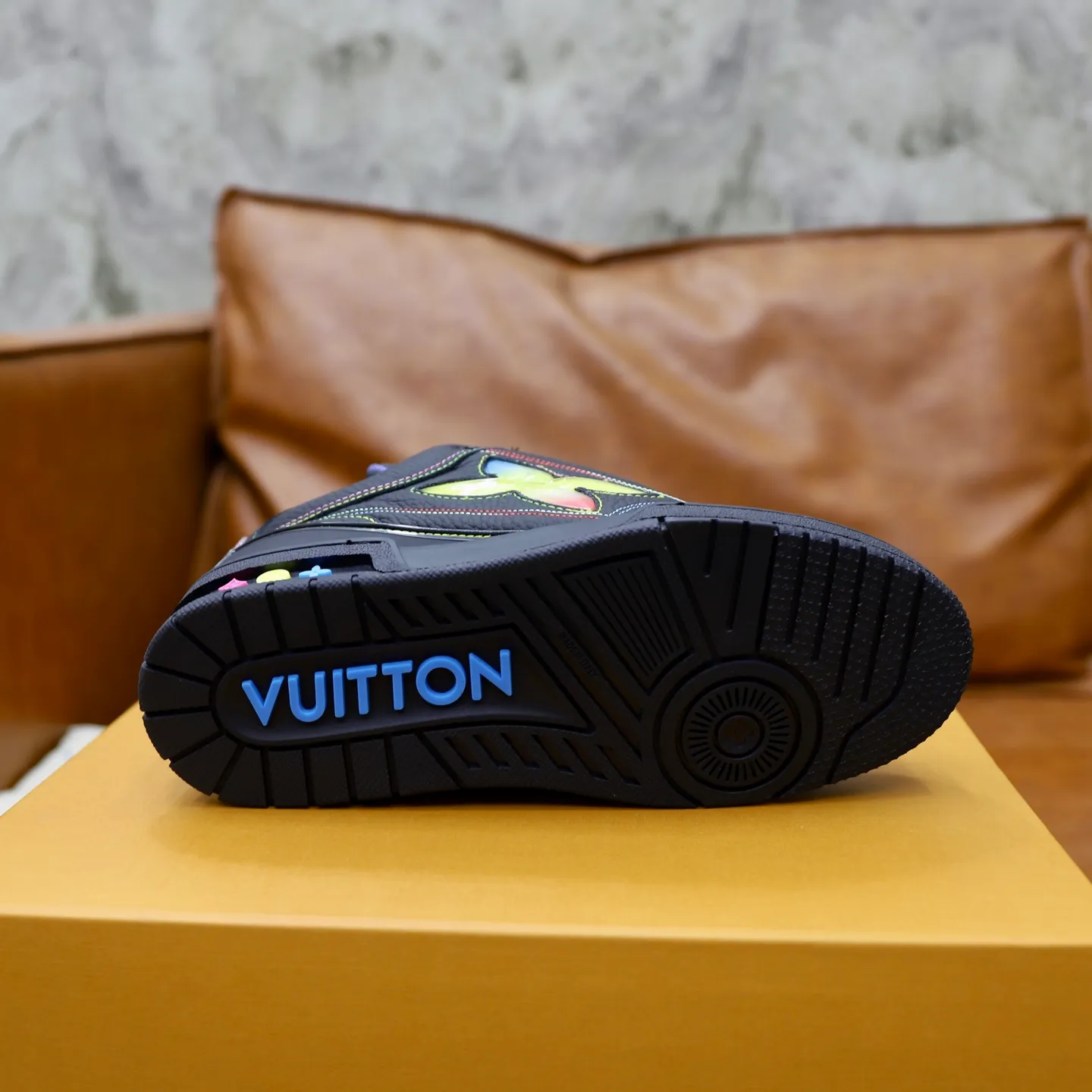 Men's shoes 💰: 860💰 LV Louis Vuitton TRAINER new sneakers are shipped. Louis Vuitton men's artistic director Virgil Abloh took inspiration to create this LV Trainer sneaker. Yingze crystal inlays present a colorful effect, with two gorgeous effect colors to choose from. The LV diamond letter logo badge on the tongue is gorgeous and noble. The LV letters are decorated on the side. The outsole is decorated with a Monogram flower pattern. It shows the trend of elegance and nobility! Men's model: 39-44 (38, 45, 46 customized)